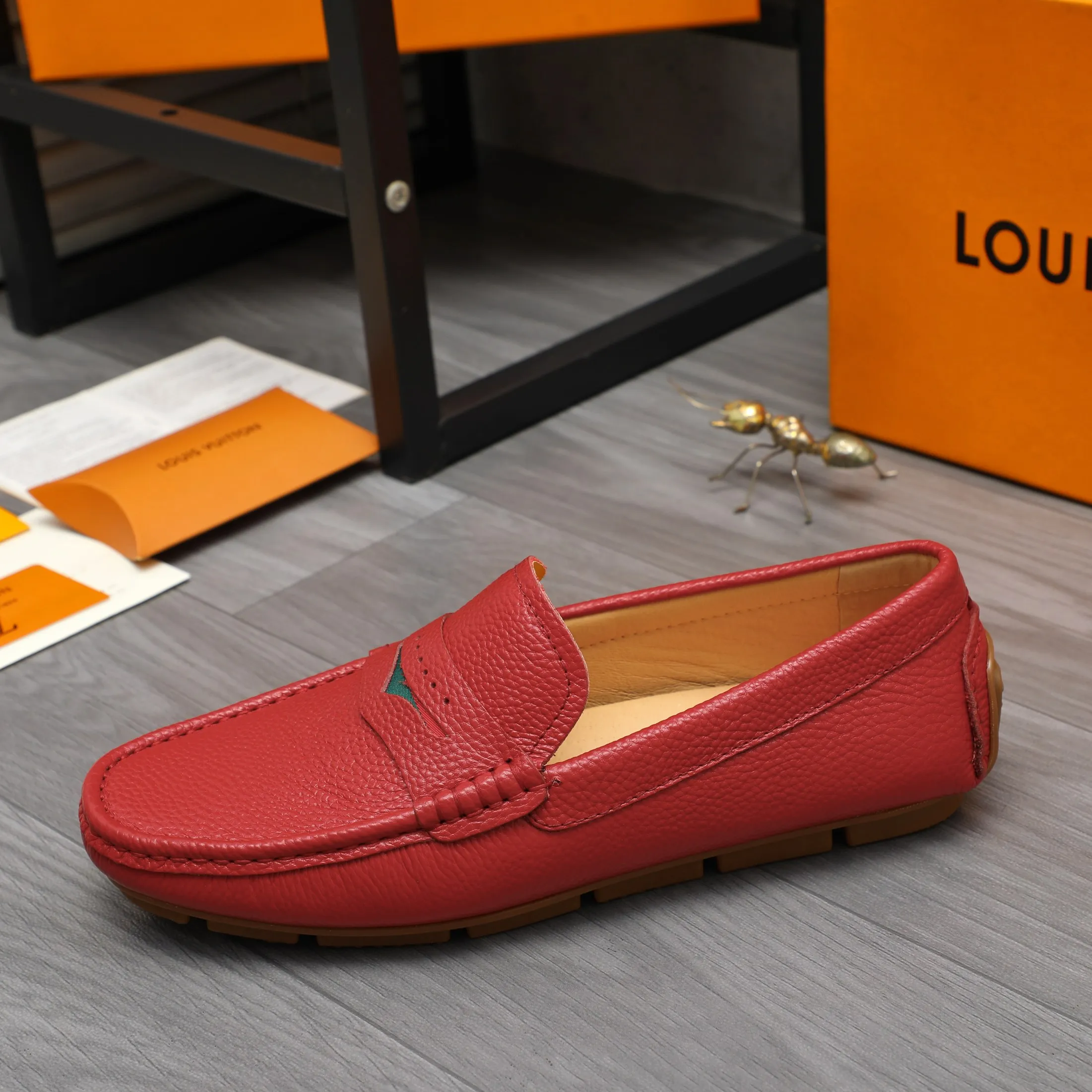 Men's shoes 💰360 Product trademark: LV "Louis Vuitton" casual slip-on men's shoes Regular size: 38-45 Product material: Selected pebbled cowhide upper, pigskin lining, rubber outsole